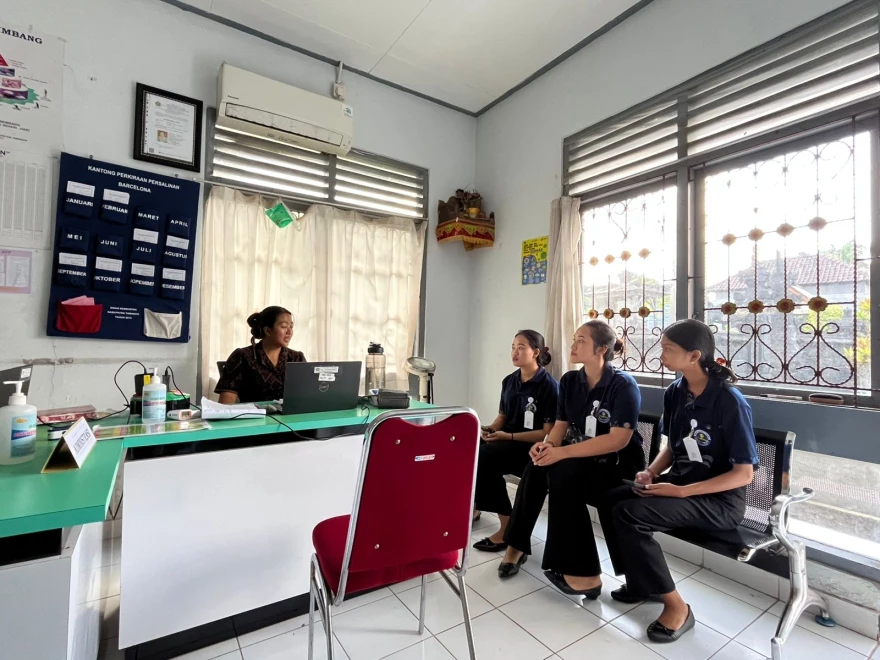Audiensi ke Puskesmas, SD 2 Abiantuwung, dan SMP 5 Kediri oleh KKN Desa Abiantuwung 